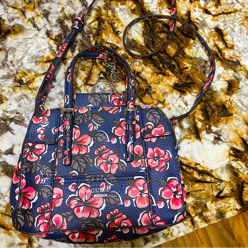 Guess purse with removal shoulder straps